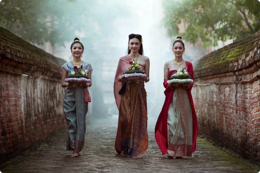 タイの民族衣装を着た女性たち