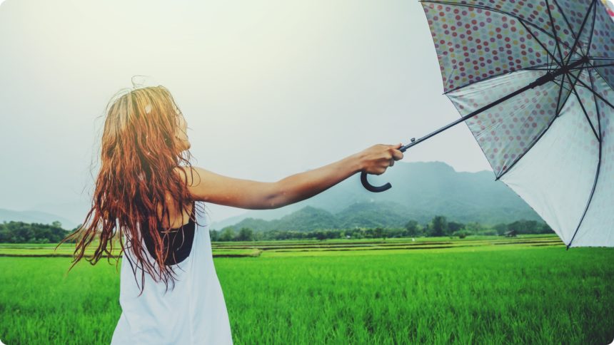 傘をさす女性　タイ