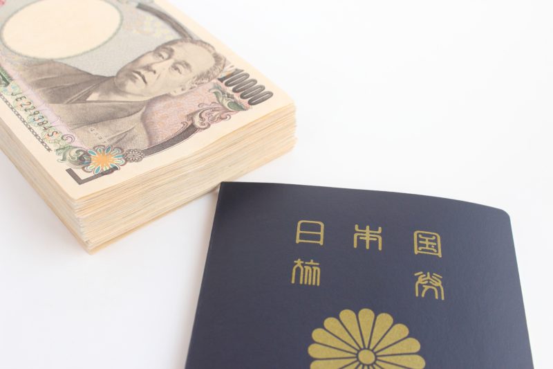 札束と日本国パスポート