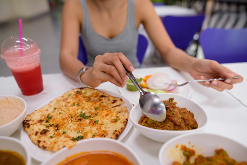 タイのローカルレストラン　ご飯を食べる女性