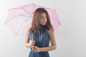 傘をさす タイ人女性 タイnavi 傘をさす タイ人女性 タイnavi