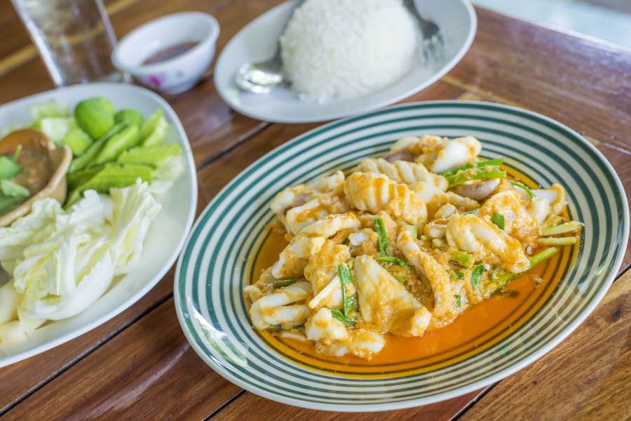 タイ料理：プラームックパットカイケム（ปลาหมึกผัดไข่เค็ม）