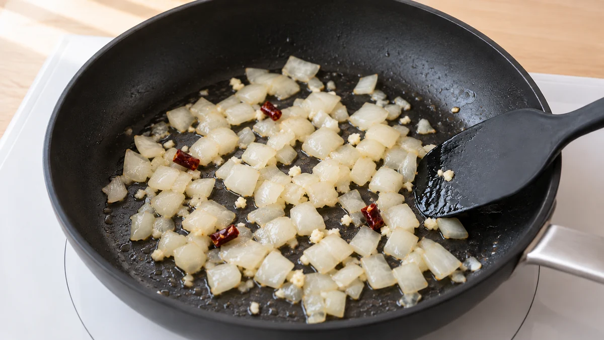 にんにくと唐辛子、玉ねぎを油で炒める
