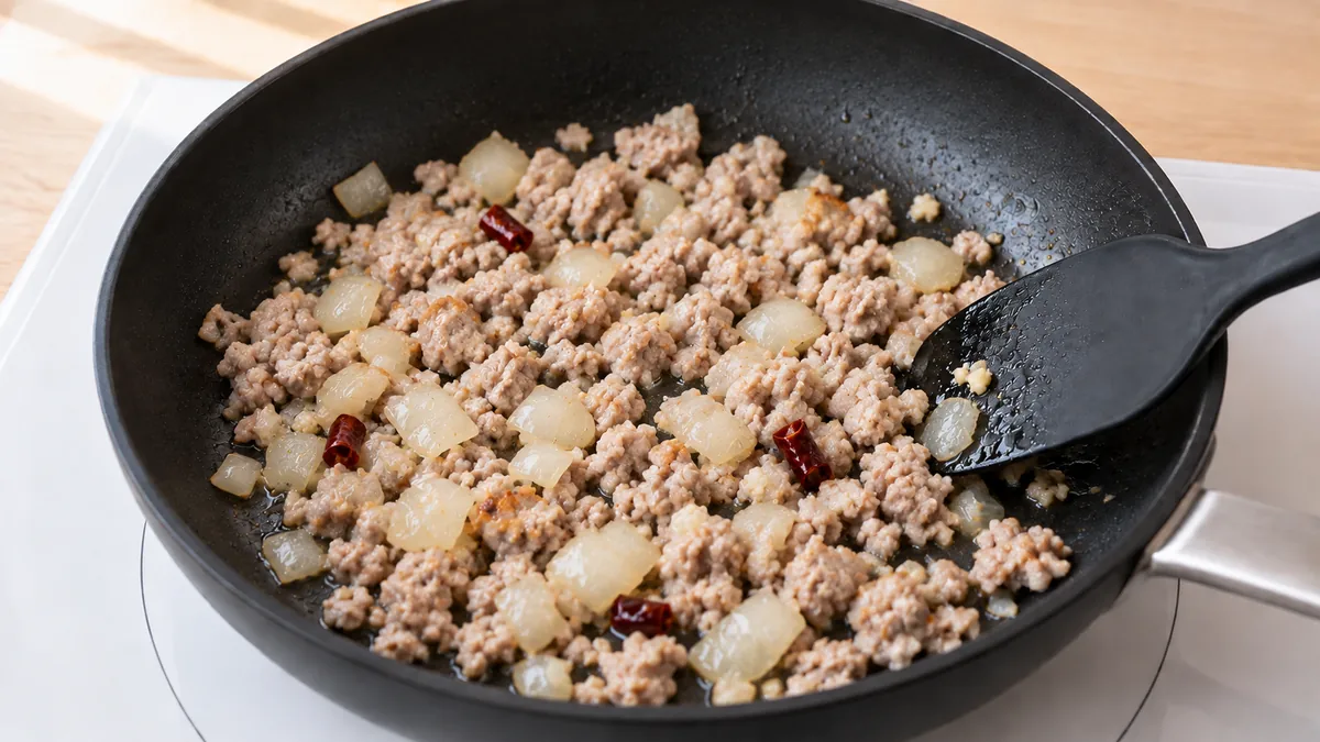 豚ひき肉を加え、大きな塊をほぐしながら加熱する