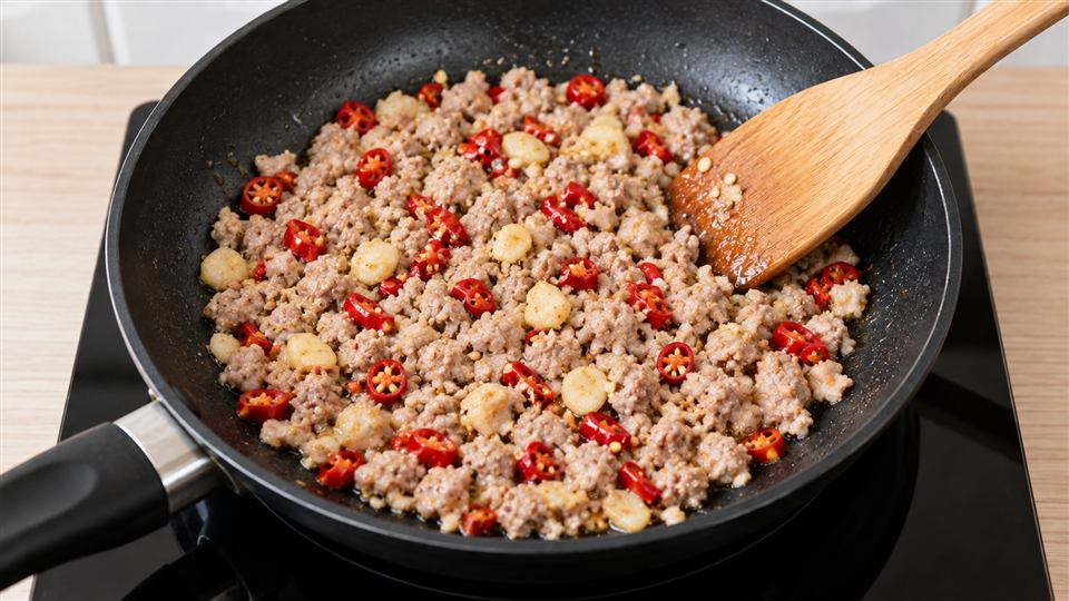 豚ひき肉をほぐしながら加熱する工程