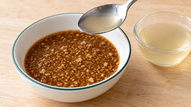 塩味が強いとき、薄い鶏スープなどを少量ずつ加えるイメージ