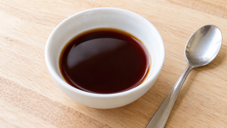 ナンプラー、オイスターソース、しょうゆ、砂糖を混ぜた合わせ調味料