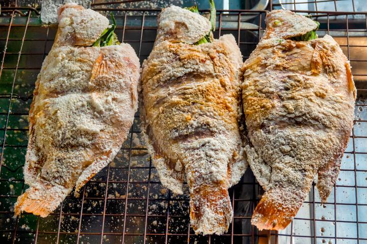 塩をまとわせて網で焼くプラーパオ