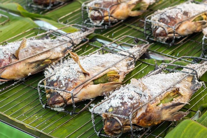 プラーパオの塩で覆った丸ごとの焼き魚