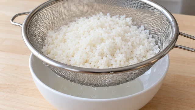 洗って水を切った日本米