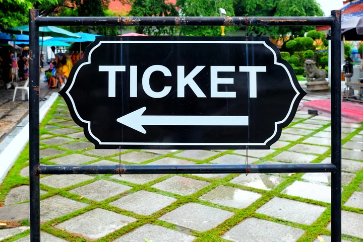 ワットアルンにあるTICKETの文字と左向き矢印の案内板