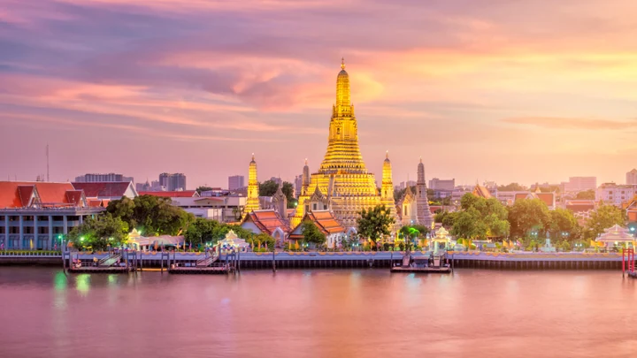 対岸から眺める夕暮れのワットアルンとライトアップ