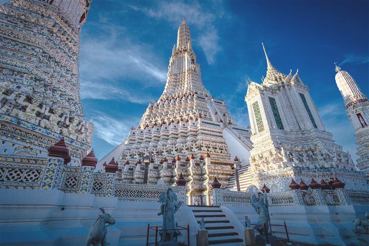 中央の大仏塔と、その周囲に立つ小仏塔や尖塔屋根のモンドップ